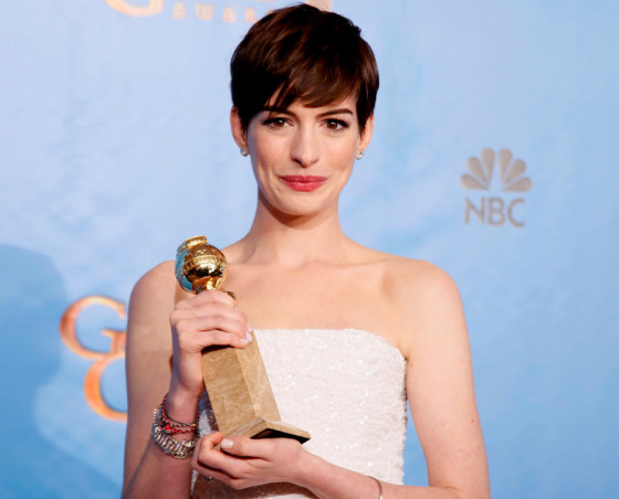 Anne Hathaway with her Golden globe for best supporting actress